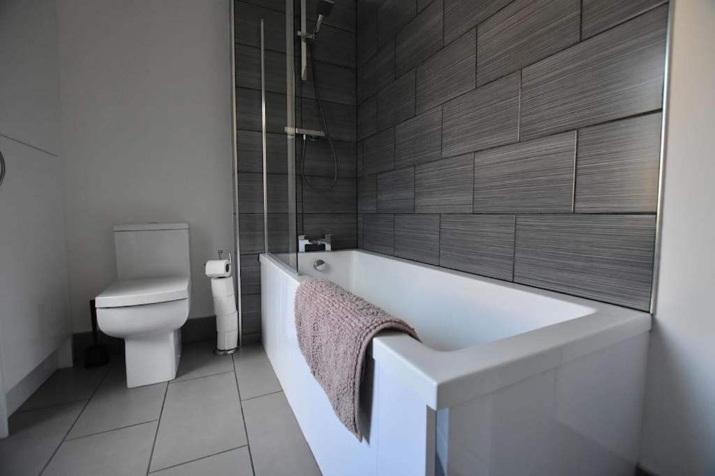 Apex Living Ne - Beachville House 4 Beds Free Parking صندرلاند المظهر الخارجي الصورة